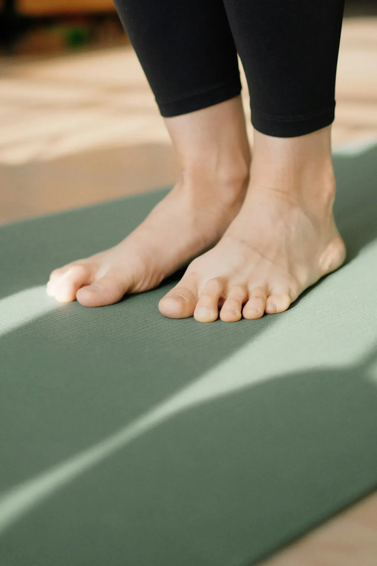 Barf&uuml;&szlig;e auf einer gr&uuml;nen Yogamatte w&auml;hrend einer Entspannungs&uuml;bung.